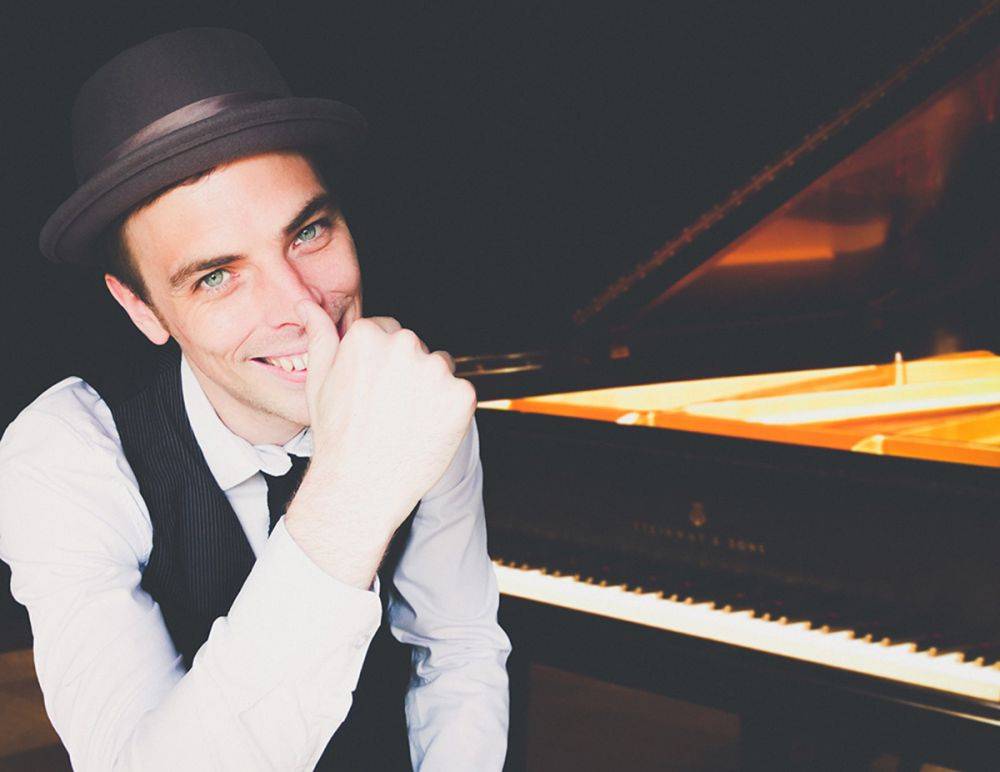 Chris - Piano / Vocals
